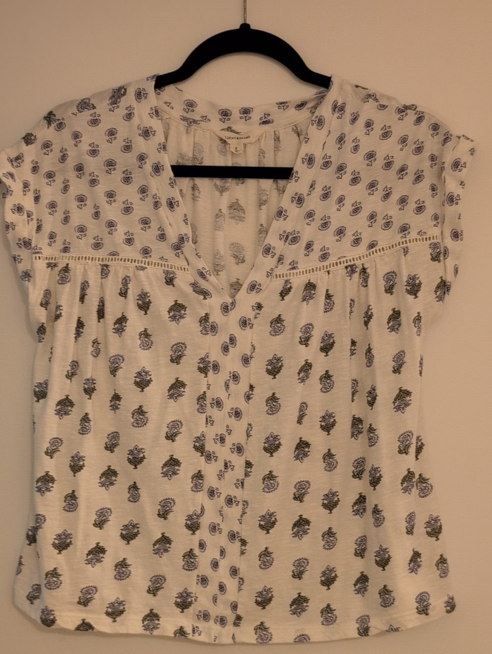 Lucky Brand Lightweight White Printed V-Neck Women's Top